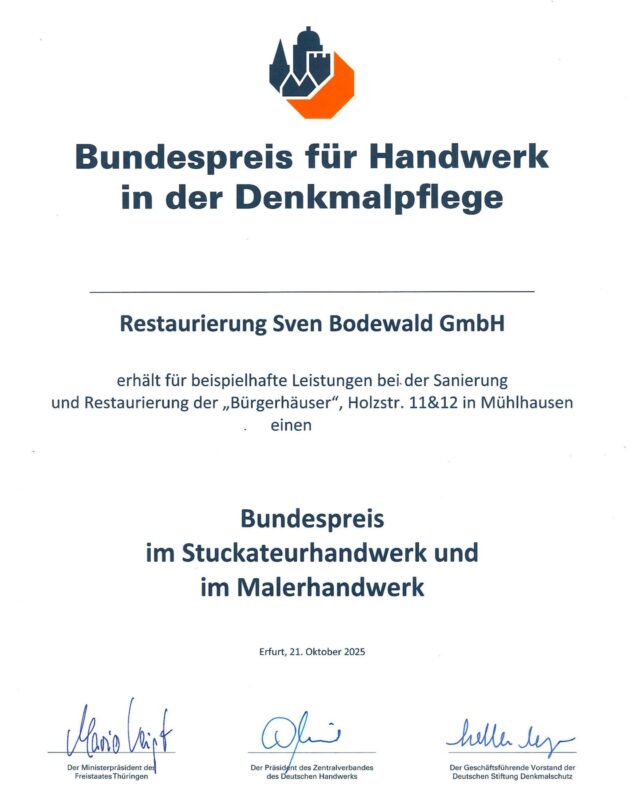 Bundespreis für Handwerk in der DenkmalpflegeWir freuen uns über die Auszeichnung für unsere Arbeit an den "Bürgerhäusern" in der Holzstraße 11 & 12 in Mühlhausen.
Für die beispielhafte Sanierung und Restaurierung wurden wir im Stuckateur- und Malerhandwerk mit dem Bundespreis geehrt.Diese Anerkennung steht für die Leidenschaft, Präzision und Sorgfalt, mit der wir historische Bausubstanz erhalten und bewahren.Ein ganz besonderer Dank geht an unser gesamtes Team. Ohne euren Einsatz, eure Leidenschaft und euer handwerkliches Geschick wäre diese Auszeichnung nicht möglich gewesen.#Denkmalpflege #Restaurierung #Handwerk #Bundespreis #Mühlhausen #Tradition #Handwerkskunst #Erhalt #Kulturerbe #Auszeichnung